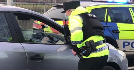 W Irlandii Północnej trwa 6 tygodniowy ścisły lockdown. Policja kontroluje ulice miast.