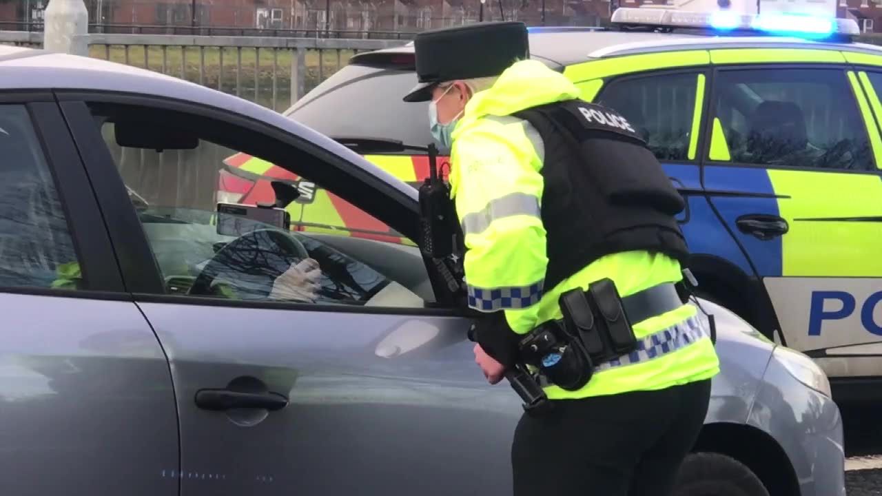 W Irlandii Północnej trwa 6 tygodniowy ścisły lockdown. Policja kontroluje ulice miast.