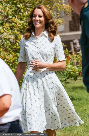 Księżna Kate w białej sukience na spotkaniu