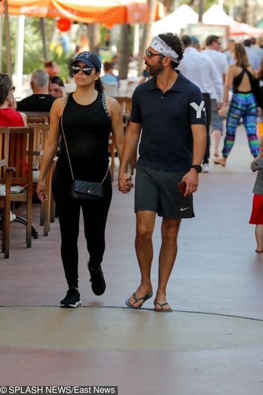 Ciężarna Eva Longoria na spacerze z mężem