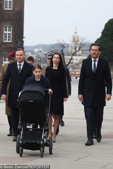 Prezydent Andrzej Duda i Marta Kaczyńska z rodziną na Wawelu