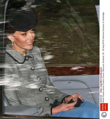Księżna Kate z niebieskim kocykiem na kolanach