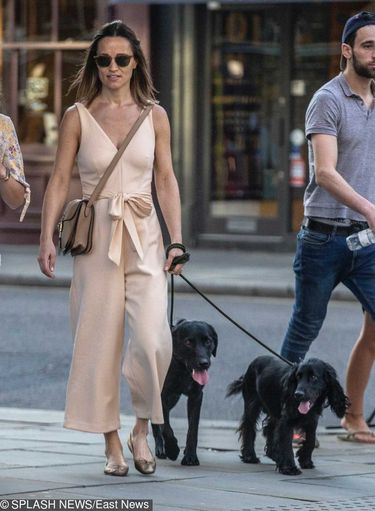 Ciężarna Pippa Middleton spaceruje z psami