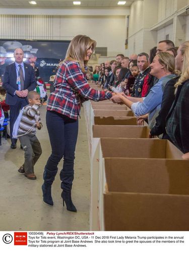 Melania Trump rozdaje prezenty dzieciom żołnierzy