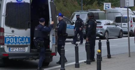Koniec policyjnej akcji w centrum Warszawy. Zatrzymano mężczyznę, który wszedł na pomnik smoleński