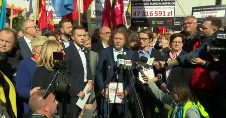 “Pozostanie nam tylko ciemność”. Protest samorządowców z całej Polski w Warszawie