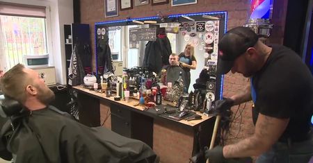 Strzyżenie dla Ukrainy. Salon fryzjerski z Polic zbierał pieniądze dla uchodźców