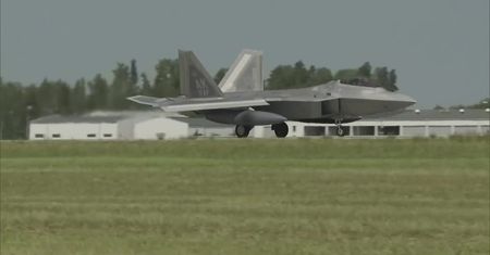 Myśliwce F-22 Raptor wylądowały w Łasku. Mają wzmocnić tarczę powietrzną NATO