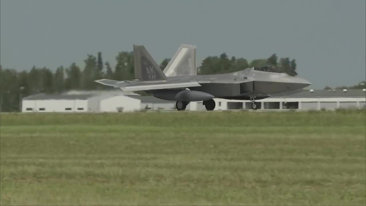 Myśliwce F-22 Raptor wylądowały w Łasku. Mają wzmocnić tarczę powietrzną NATO