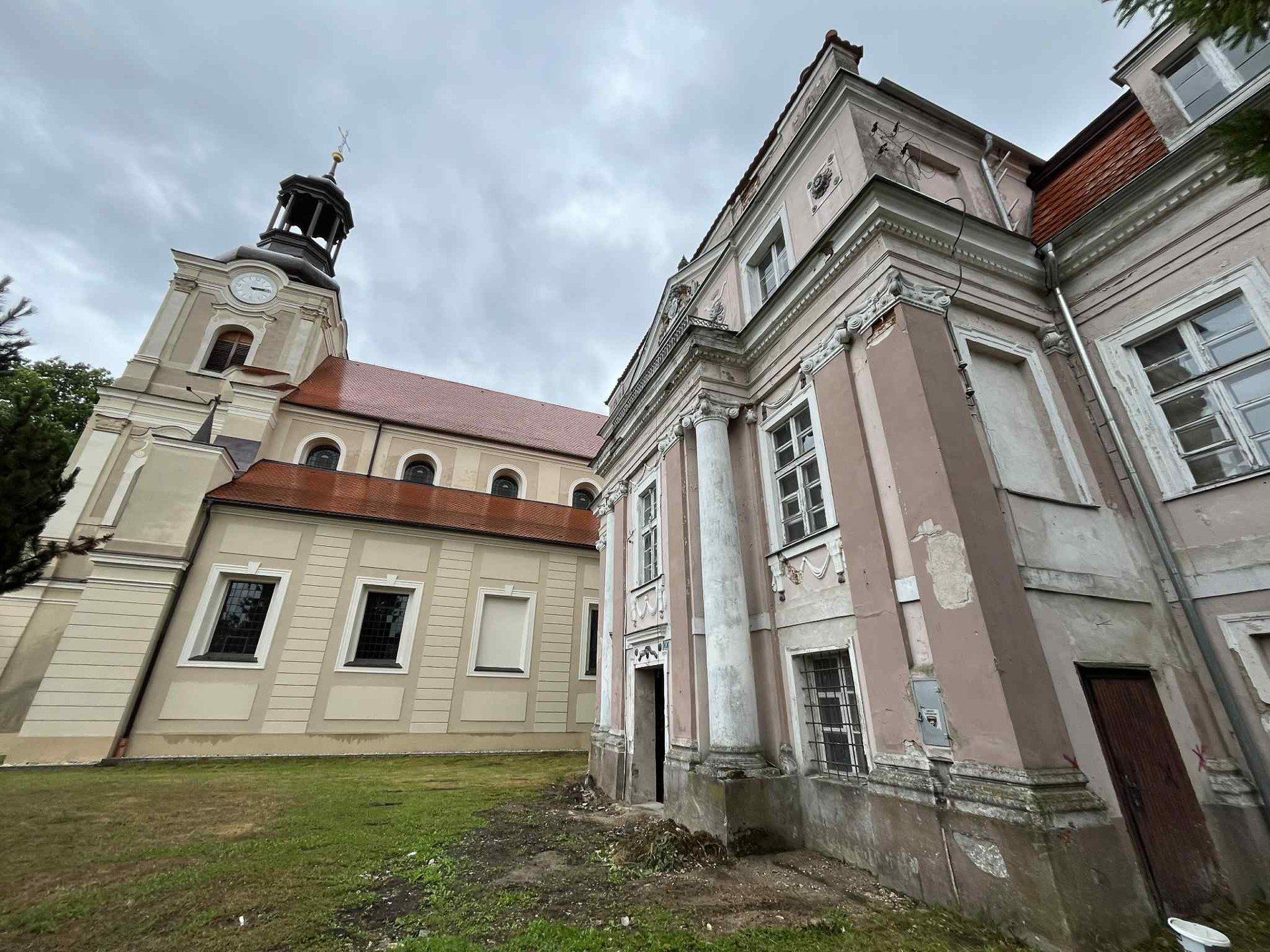 Za zamkniętymi drzwiami Pałacu Infułatów w Choczu. Co kryją jego wnętrza?