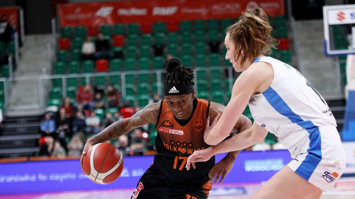 PAP / Zbigniew Meissner /  Koszykarka PolskaStrefaInwestycji Enei Gorzów Wlkp. Alanna Smith (P) i Lindsay Allen (P) z BC Polkowice 