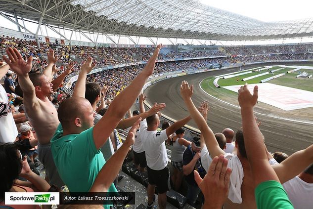 Motoarena szczelnie wypełnia się kibicami