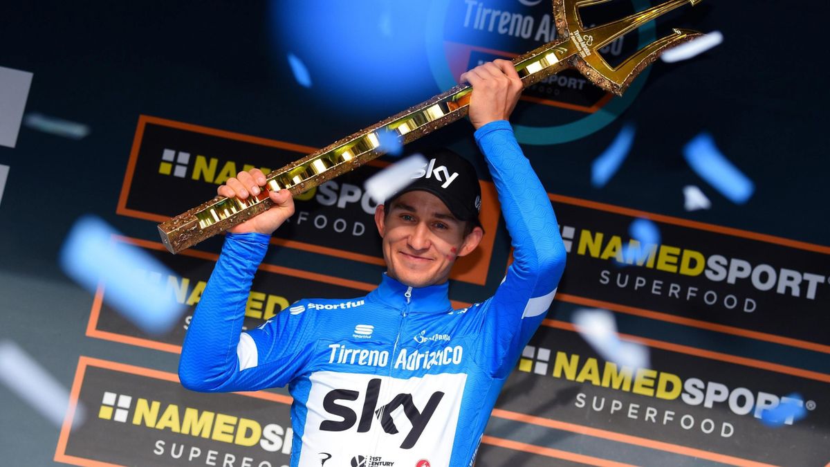 Michał Kwiatkowski z trofeum za zwycięstwo w Tirreno-Adriatico