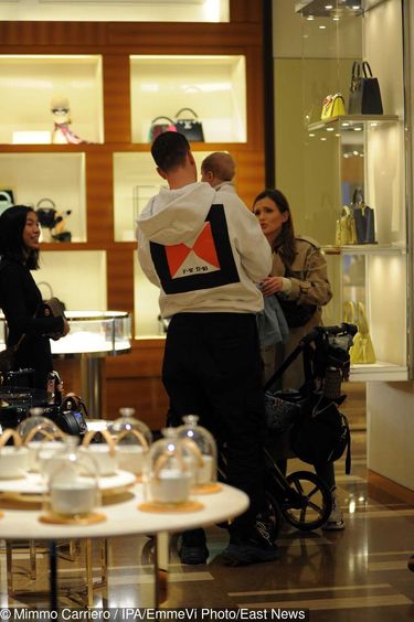 Marina Łuczenko w butiku Louis Vuitton w Mediolanie nie odrywała wzroku od syna Liama