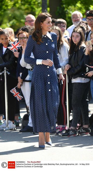 Księżna Kate w zwiewnej sukience w groszki