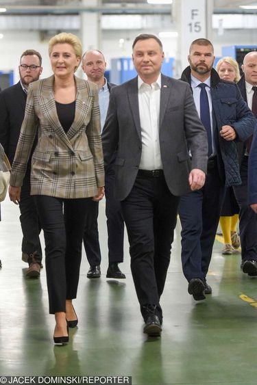 Agata Duda i Andrzej Duda pakują flagi na poczcie