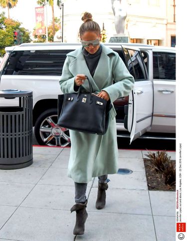 Jennifer Lopez w miętowym płaszczu na zakupach w Los Angeles
