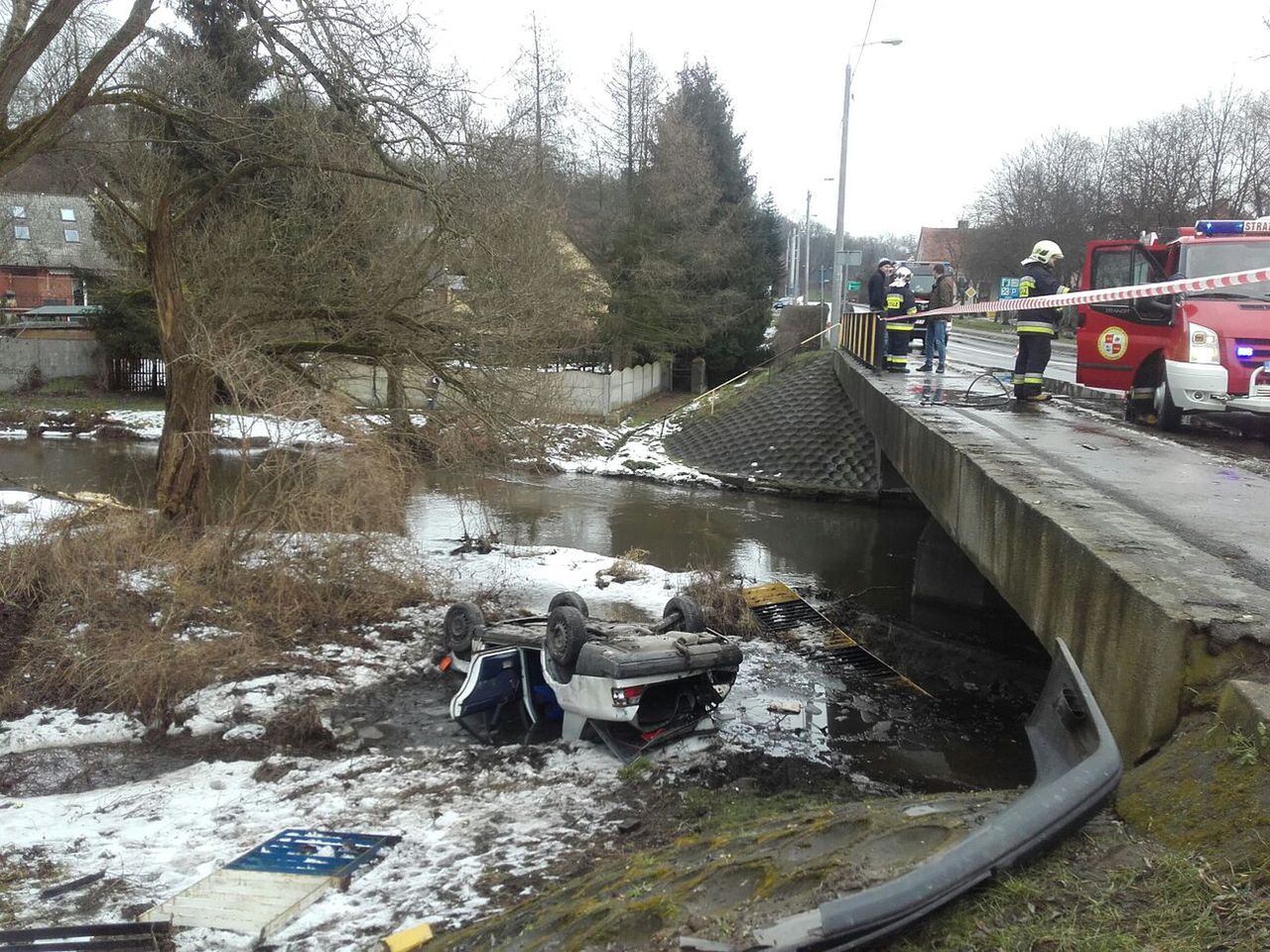 Auto spadło z mostu na brzeg rzeki