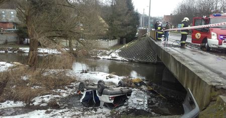 Auto spadło z mostu na brzeg rzeki