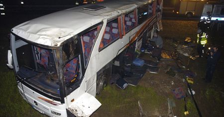 Autokar wypadł z drogi, przygniótł pasażerkę - są ranni