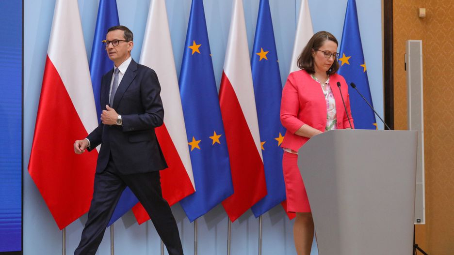 Warszawa, 09.06.2023. Premier Mateusz Morawiecki (L) i minister finansów Magdalena Rzeczkowska (P) podczas konferencji prasowej po posiedzeniu Rady Ministrów, 9 bm. w siedzibie Kancelarii Prezesa Rady Ministrów w Warszawie. (sko) PAP/Paweł Supernak