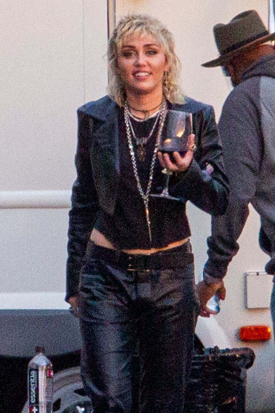 Miley Cyrus spaceruje z kieliszkiem wina