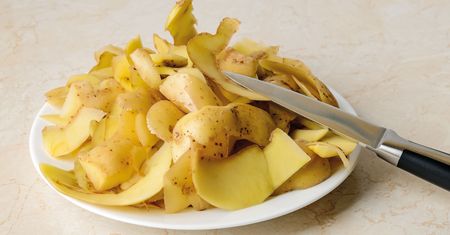 Skórka banana, obierki ziemniaków. Na pewno je wyrzucasz