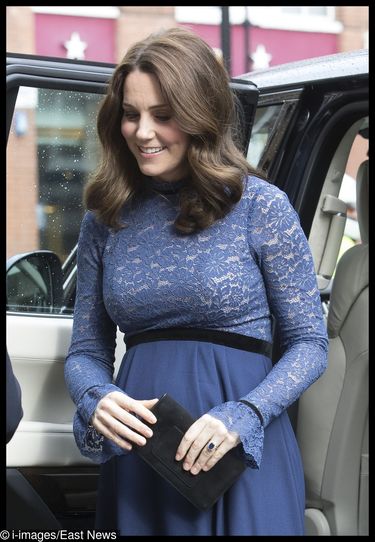 Księżna Kate z ciążowym brzuszkiem w niebieskiej sukience Seraphine
