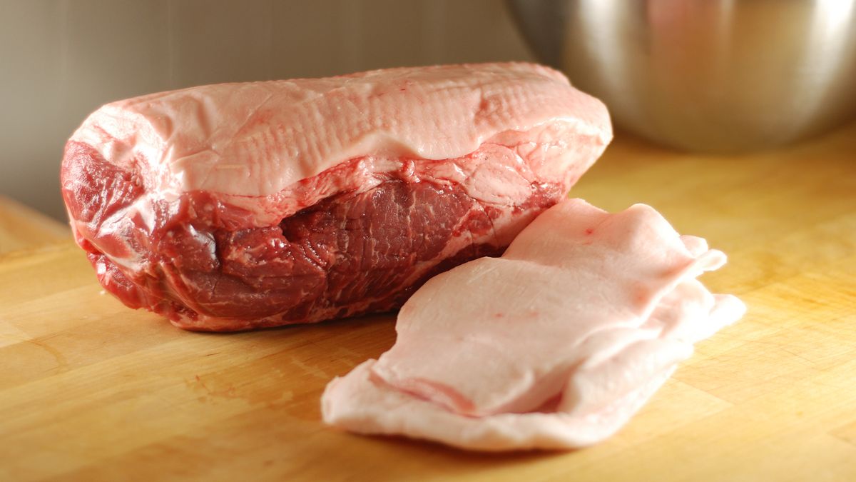 Surowe mięso wieprzowe z nogi, polędwicy, łopatki i żeberek (mięso i tłuszcz)