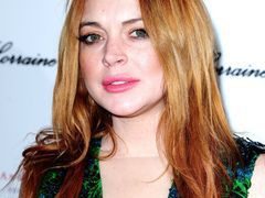 Coś jest nie tak z piersiami Lindsay Lohan