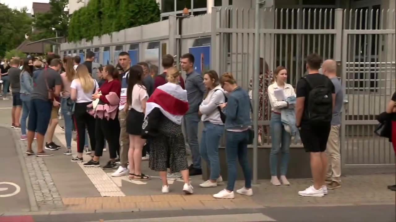 Białorusini dopisują się do list wyborczych. Kolejki przed ambasadą w Warszawie