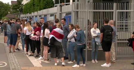 Białorusini dopisują się do list wyborczych. Kolejki przed ambasadą w Warszawie