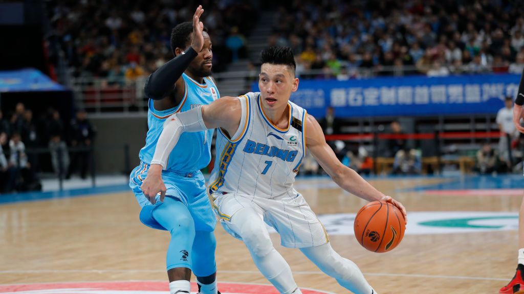 Jeremy Lin (z piłką)