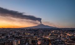 Etna znów aktywna. Paraliżuje ruch lotniczy w Katanii