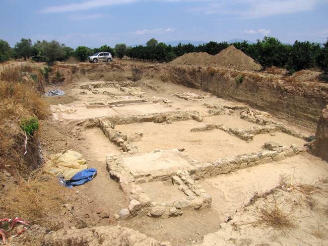 W 2001 r. dokonano odkrycia ruin z okresu klasycznego, ciągnących się prawie kilometr w głąb lądu (w tym natknięto się na jeden z murów miasta załamany w stronę morza). Ruiny zostały zidentyfikowane jako pozostałości Helike