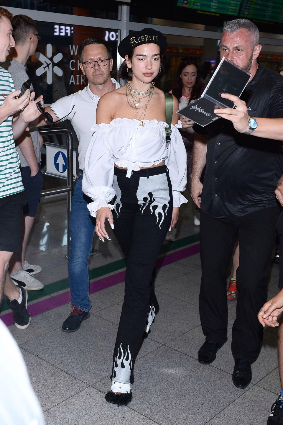 Dua Lipa na lotnisku w Warszawie, przed Orange Warsaw Festival 2018