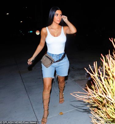 Kim Kardashian w dżinsowych szortach i obcisłej koszulce