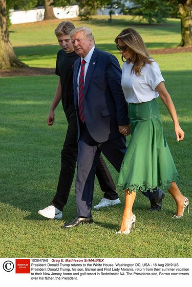 Melania Trump w zielonej spódnicy Fendi i szpilkach Christian Louboutin