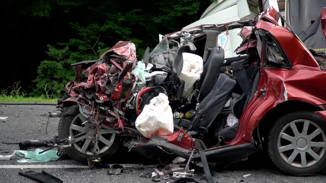 Śmiertelny wypadek w Lubelskiem. Samochód osobowy zderzył się z ciężarówką