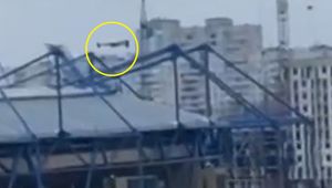 Szokujące nagranie z Ukrainy. Dron prawie uderzył w stadion