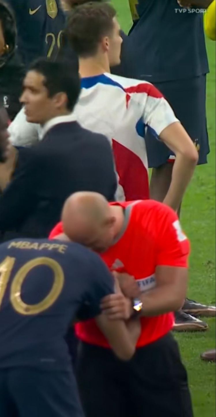 Szymon Marciniak i Kyliam Mbappe