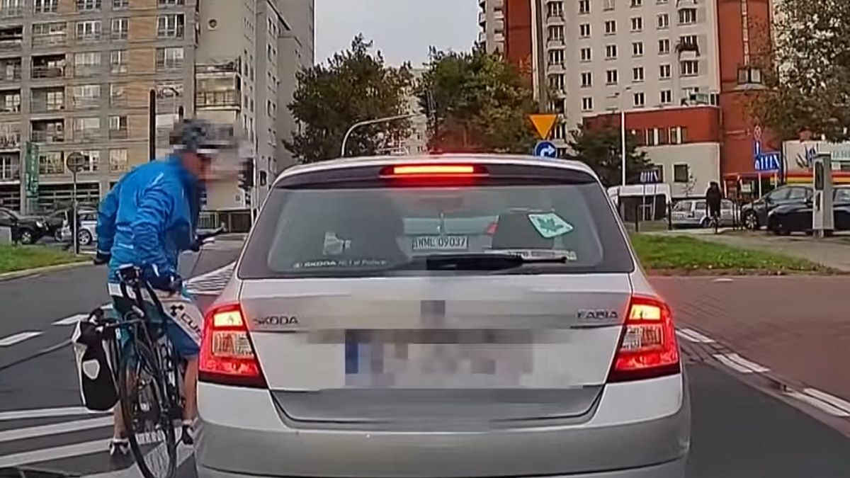 Rowerzysta zaczął dyskutować z kierowcą