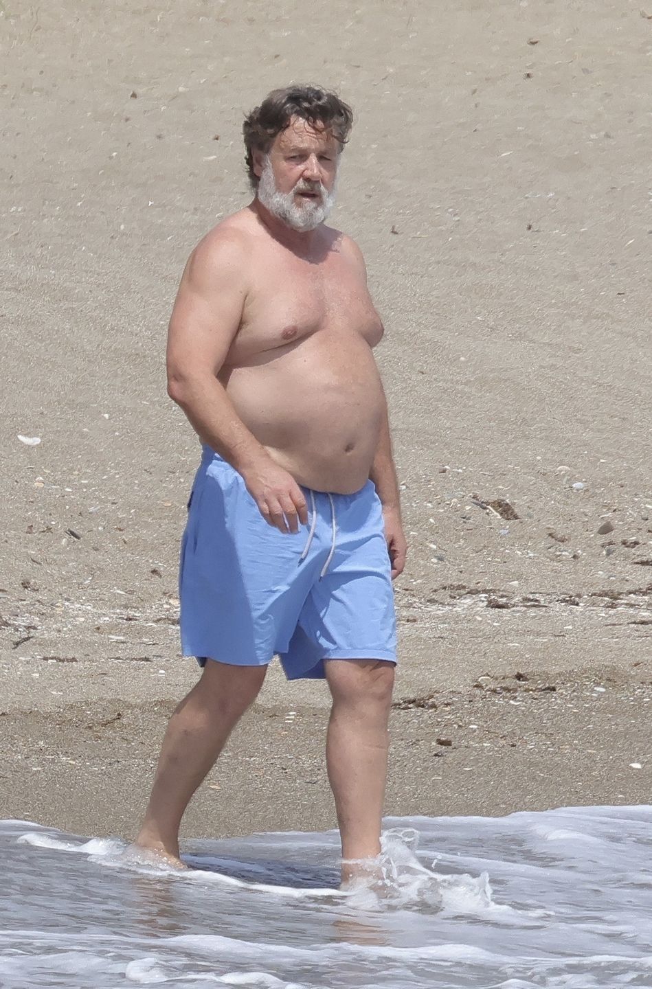 Russell Crowe uskutecznia "plażing" z młodszą o 29 lat ukochaną