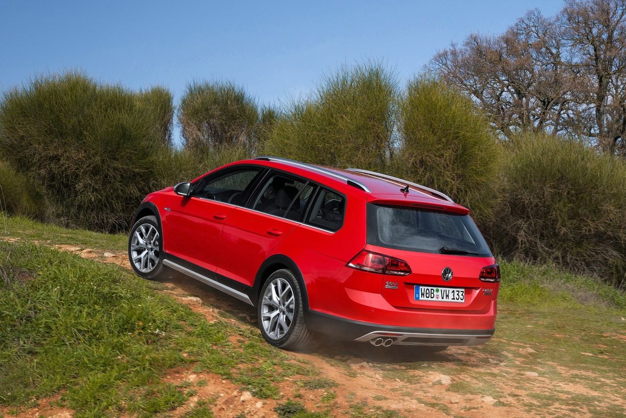 Golf Alltrack okazał się w teście zaskakująco dobrym autem do pokonywania niezbyt trudnego terenu 