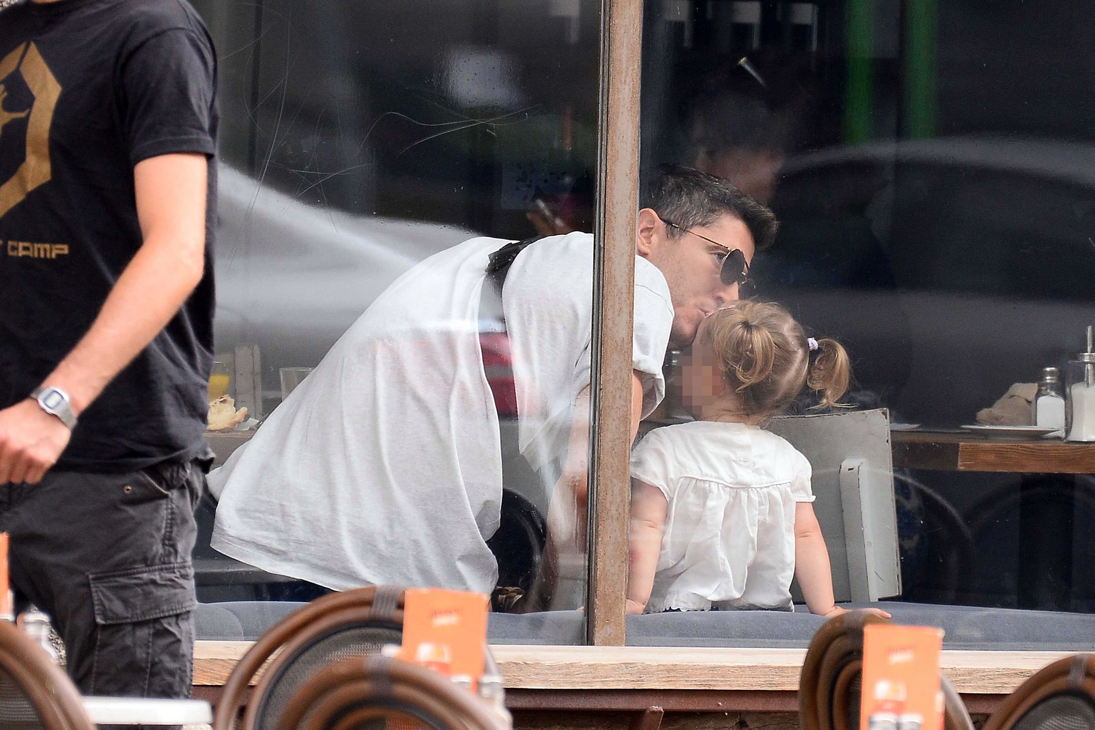 Anna i Robert Lewandowscy z Klarą w restauracji