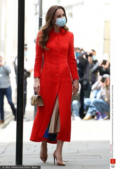 Księżna Kate w czerwonym płaszczu