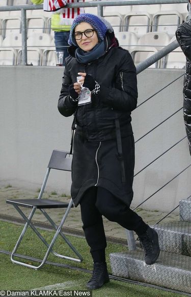 Agnieszka Chylińska na stadionie piłkarskim