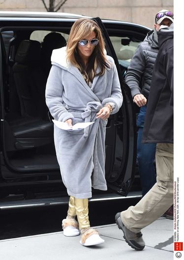 Jennifer Lopez w kapciach i szlafroku