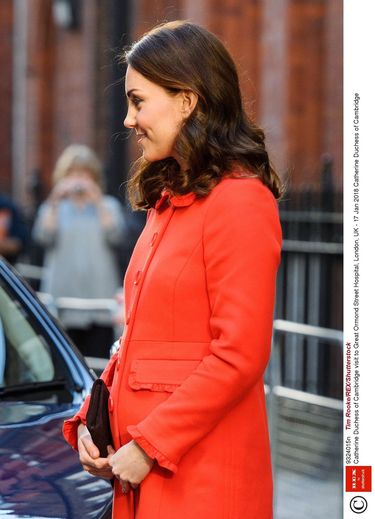 Księżna Kate w ciąży w pomarańczowym płaszczu