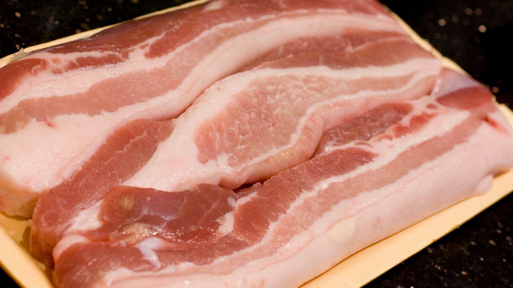 Surowy boczek z żeberkami wieprzowymi